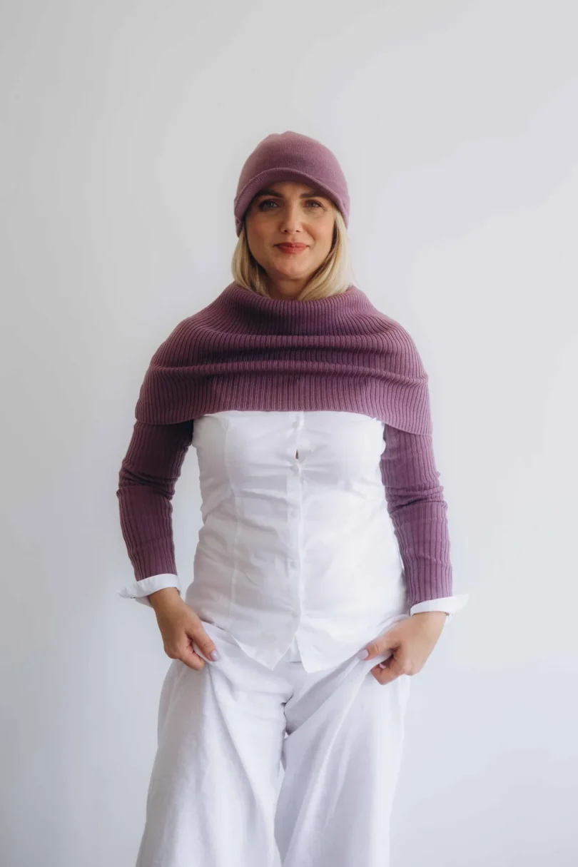 Dámske oblečenie trojset MIMIR tmavofialový – luxusný pletený set TATTJA s nákrčníkom, rukávnikmi a čiapkou v odtieni noblesy.