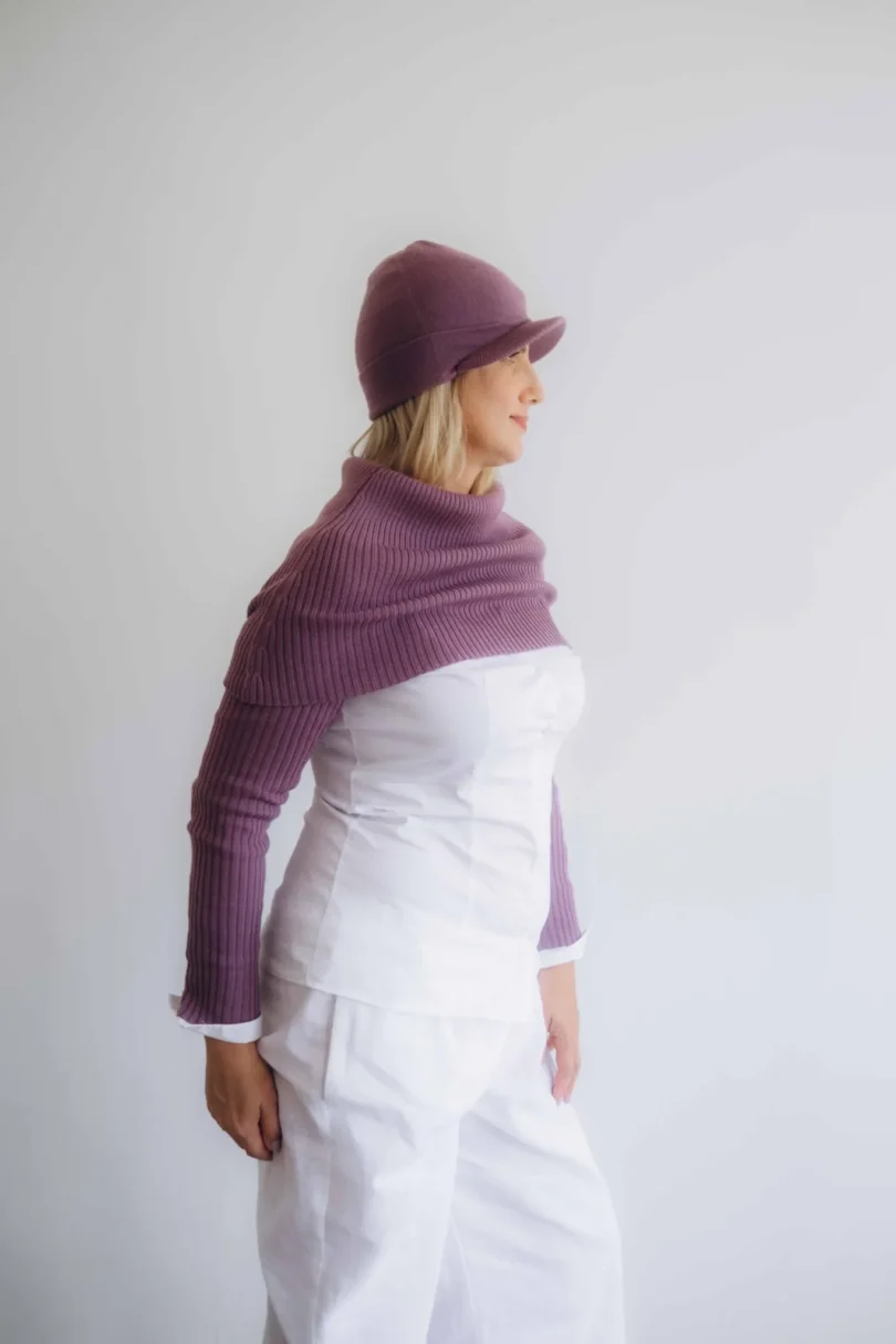 Dámske oblečenie trojset MIMIR tmavofialový – pohľad z profilu na elegantný pletený komplet v hlbokom odtieni luxusu.