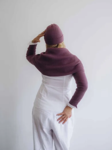 Dámske oblečenie trojset MIMIR tmavofialový – pohľad zozadu na pletený set TATTJA s jemnými detailmi a ladnou siluetou