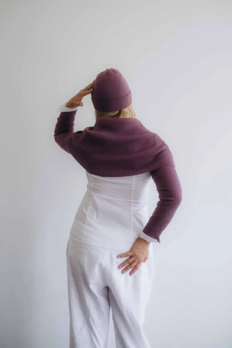 Dámske oblečenie trojset MIMIR tmavofialový – pohľad zozadu na pletený set TATTJA s jemnými detailmi a ladnou siluetou