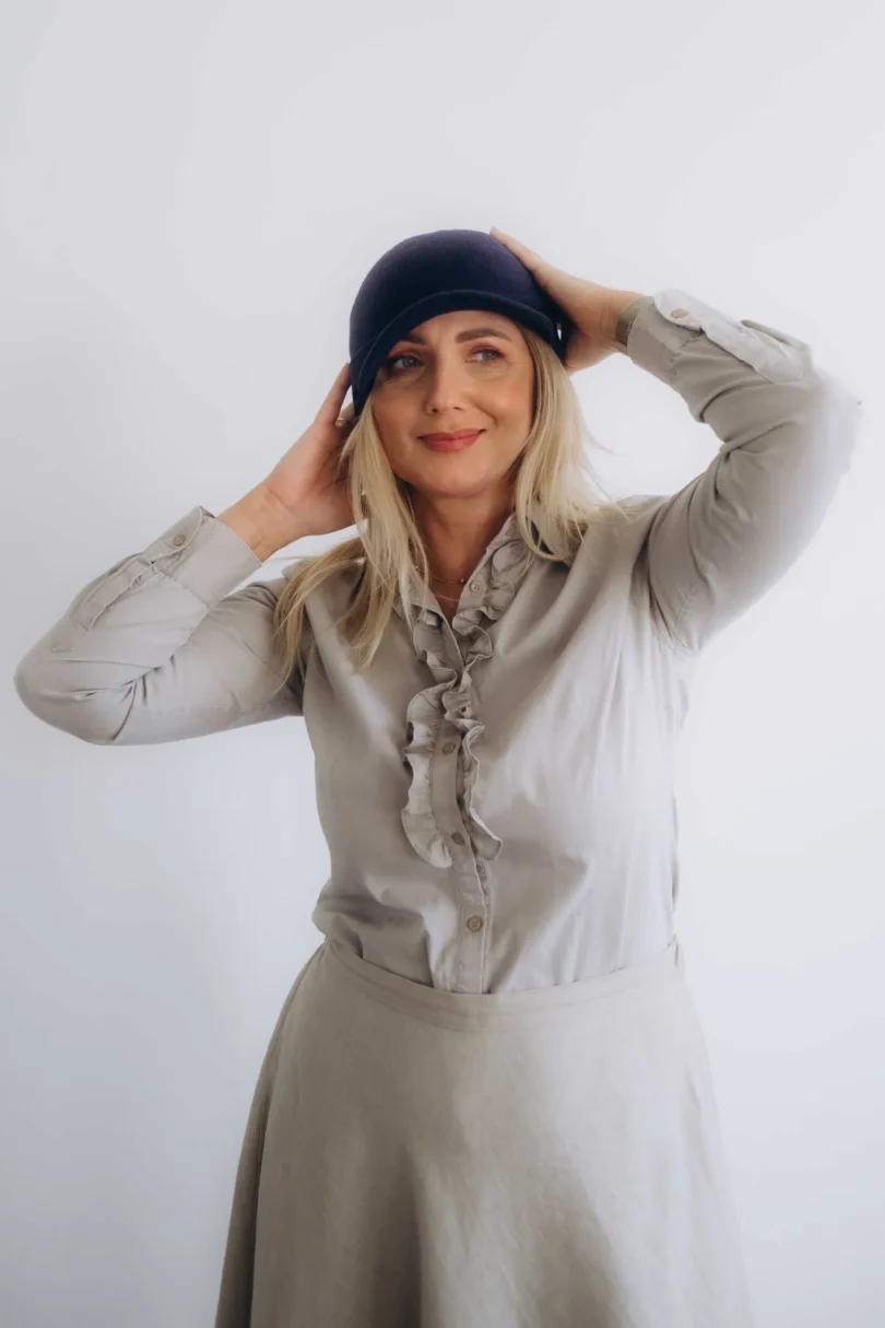 Dámske oblečenie čiapka ANJA tmavomodrá – pletená čiapka TATTJA.