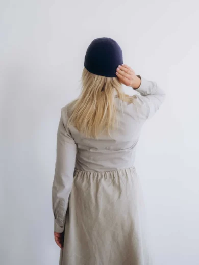 Dámske oblečenie čiapka ANJA tmavomodrá – zadný pohľad.