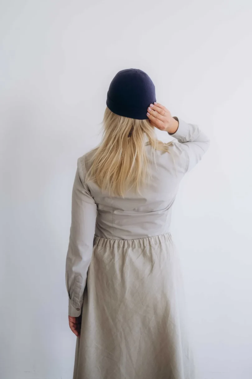 Dámske oblečenie čiapka ANJA tmavomodrá – zadný pohľad.