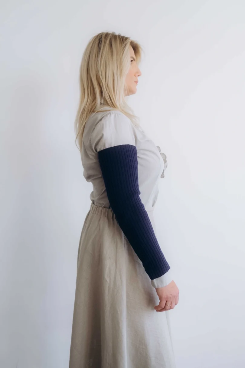 Dámske oblečenie rukávniky KATJA tmavomodré – bočný pohľad.