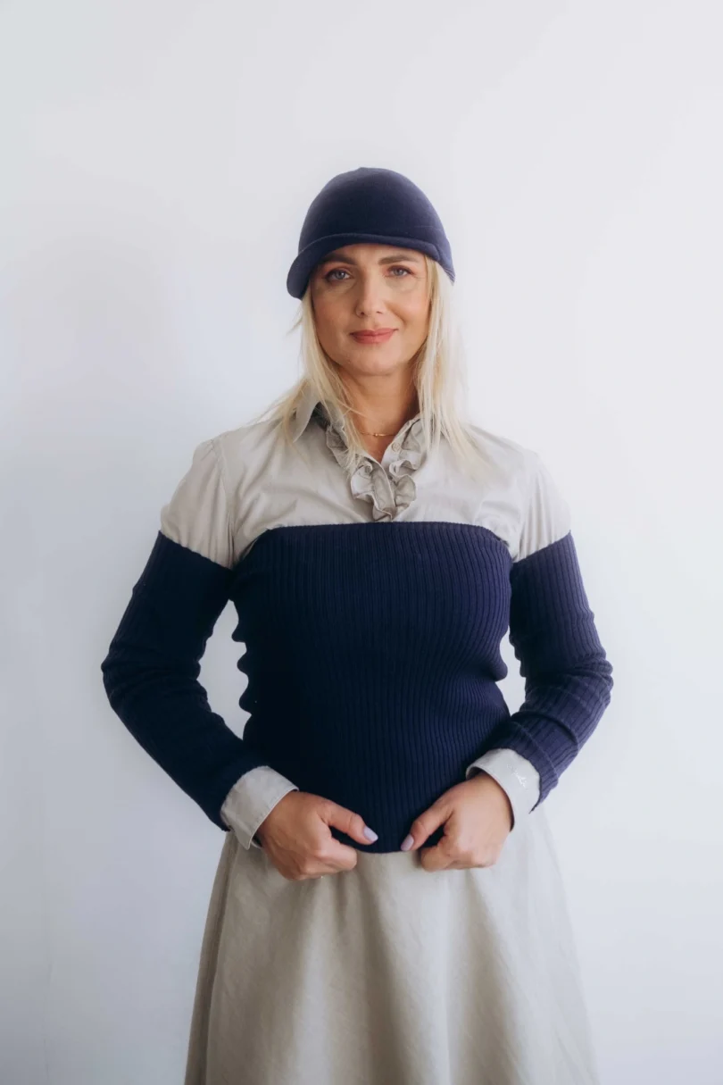 Dámske oblečenie trojset GUNVAR tmavomodrý – luxusný pletený set TATTJA s driekovníkom, rukávnikmi a čiapkou.