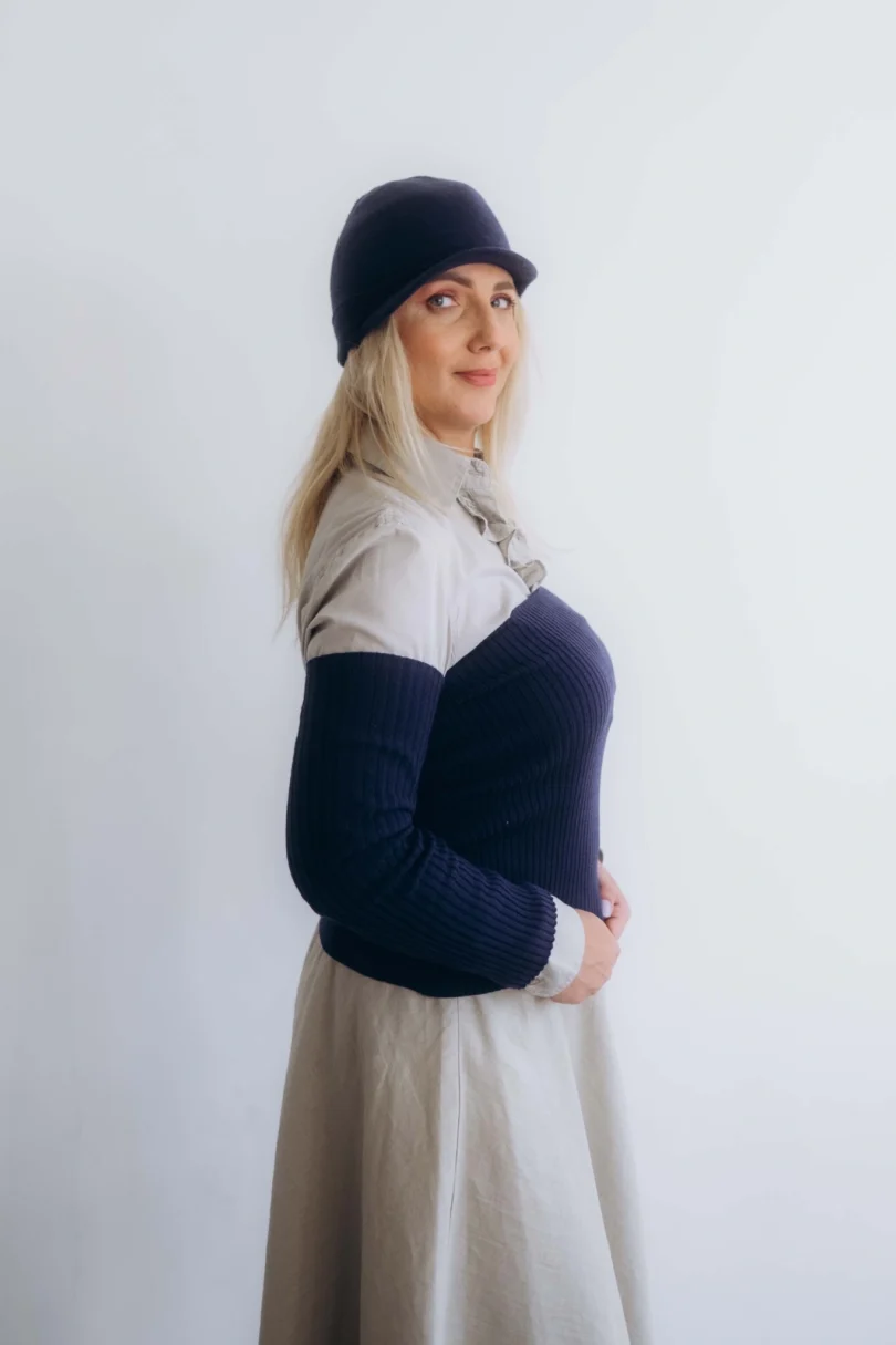 Dámske oblečenie trojset GUNVAR tmavomodrý – bočný pohľad na elegantný pletený set TATTJA.