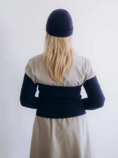 Dámske oblečenie trojset GUNVAR tmavomodrý – zadný pohľad na moderný pletený set TATTJA.