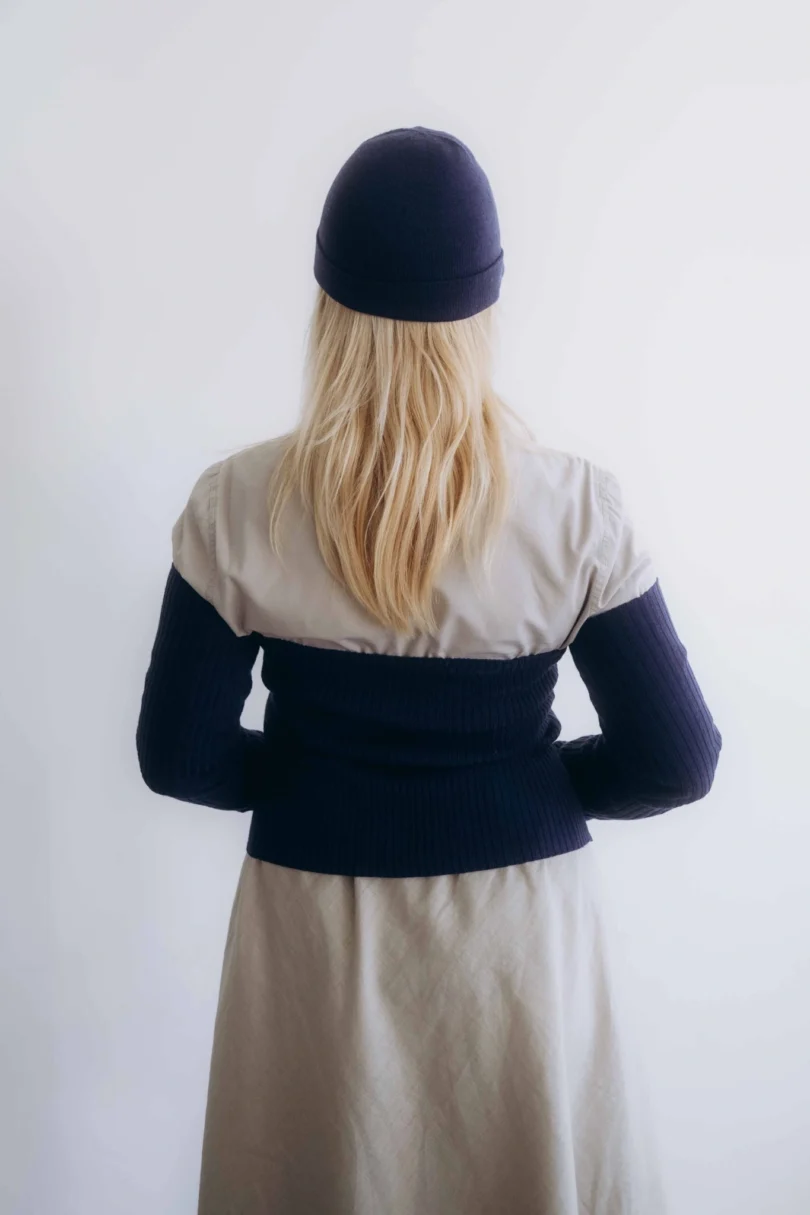 Dámske oblečenie trojset GUNVAR tmavomodrý – zadný pohľad na moderný pletený set TATTJA.