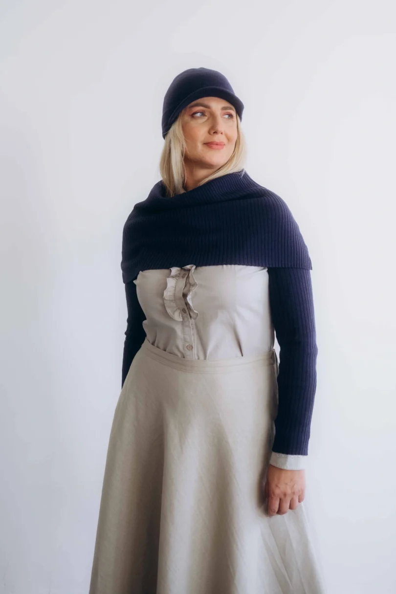 Dámske oblečenie trojset MIMIR tmavomodrý – elegantný pletený set TATTJA s nákrčníkom, rukávnikmi a čiapkou v tmavomodrom tóne.