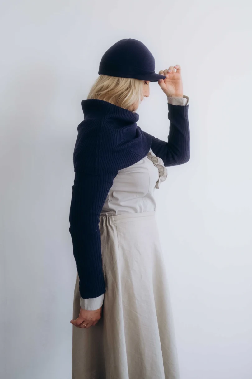 Dámske oblečenie trojset MIMIR tmavomodrý – pletený set TATTJA z profilu v elegantnom tmavomodrom odtieni.