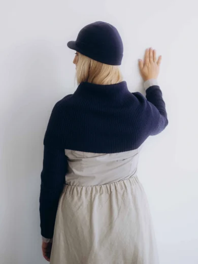 Dámske oblečenie trojset MIMIR tmavomodrý – zadný pohľad na luxusný pletený komplet TATTJA.