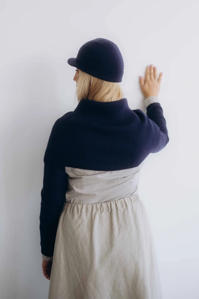 Dámske oblečenie trojset MIMIR tmavomodrý – zadný pohľad na luxusný pletený komplet TATTJA.