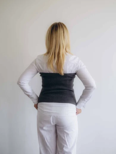 Dámske oblečenie driekovník NATASJA tmavosivý – zadný pohľad na pletený model.