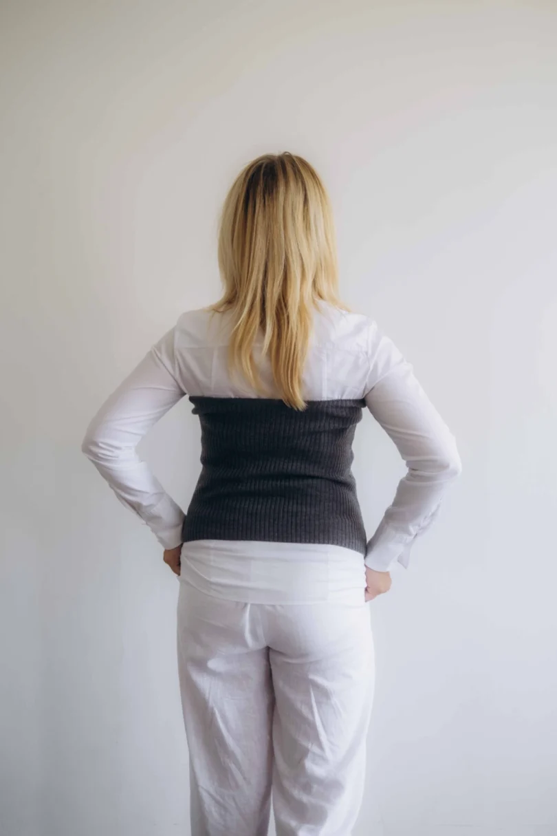 Dámske oblečenie driekovník NATASJA tmavosivý – zadný pohľad na pletený model.