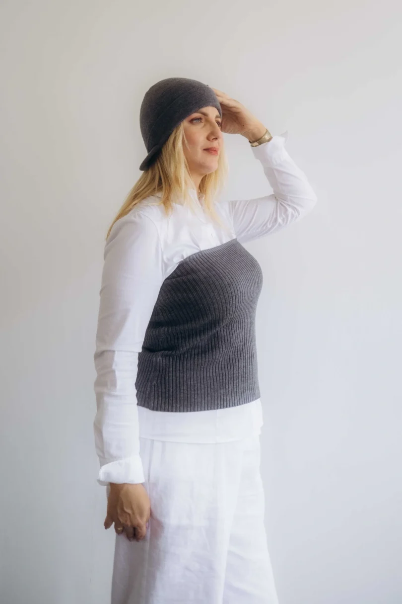 Dámske oblečenie dvojset MAGNHILD tmavosivý – bočný pohľad.