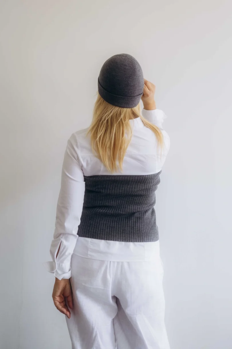 Dámske oblečenie dvojset MAGNHILD tmavosivý – zadný pohľad.