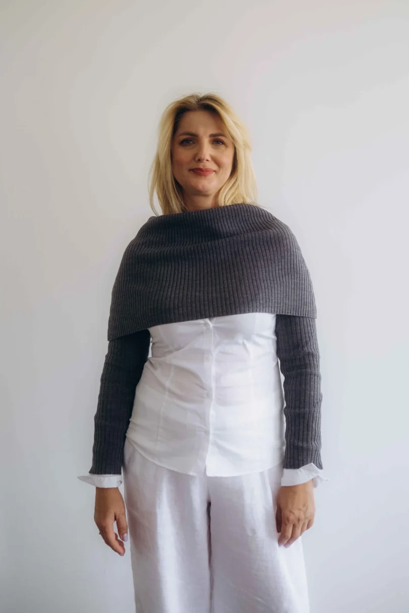 Dámske oblečenie dvojset RIGMOR tmavosivý – nákrčník a rukávniky TATTJA.