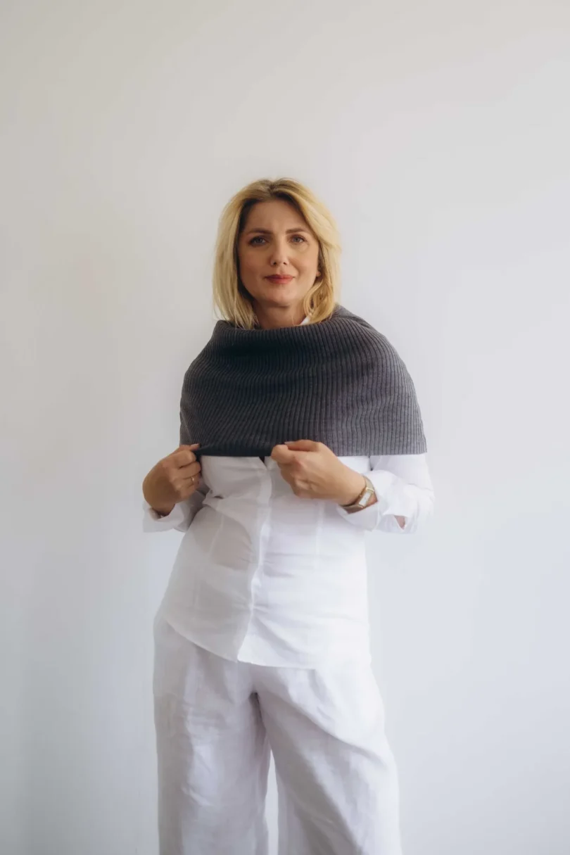 Dámske oblečenie nákrčník TANJA tmavosivý – elegantný pletený doplnok TATTJA.