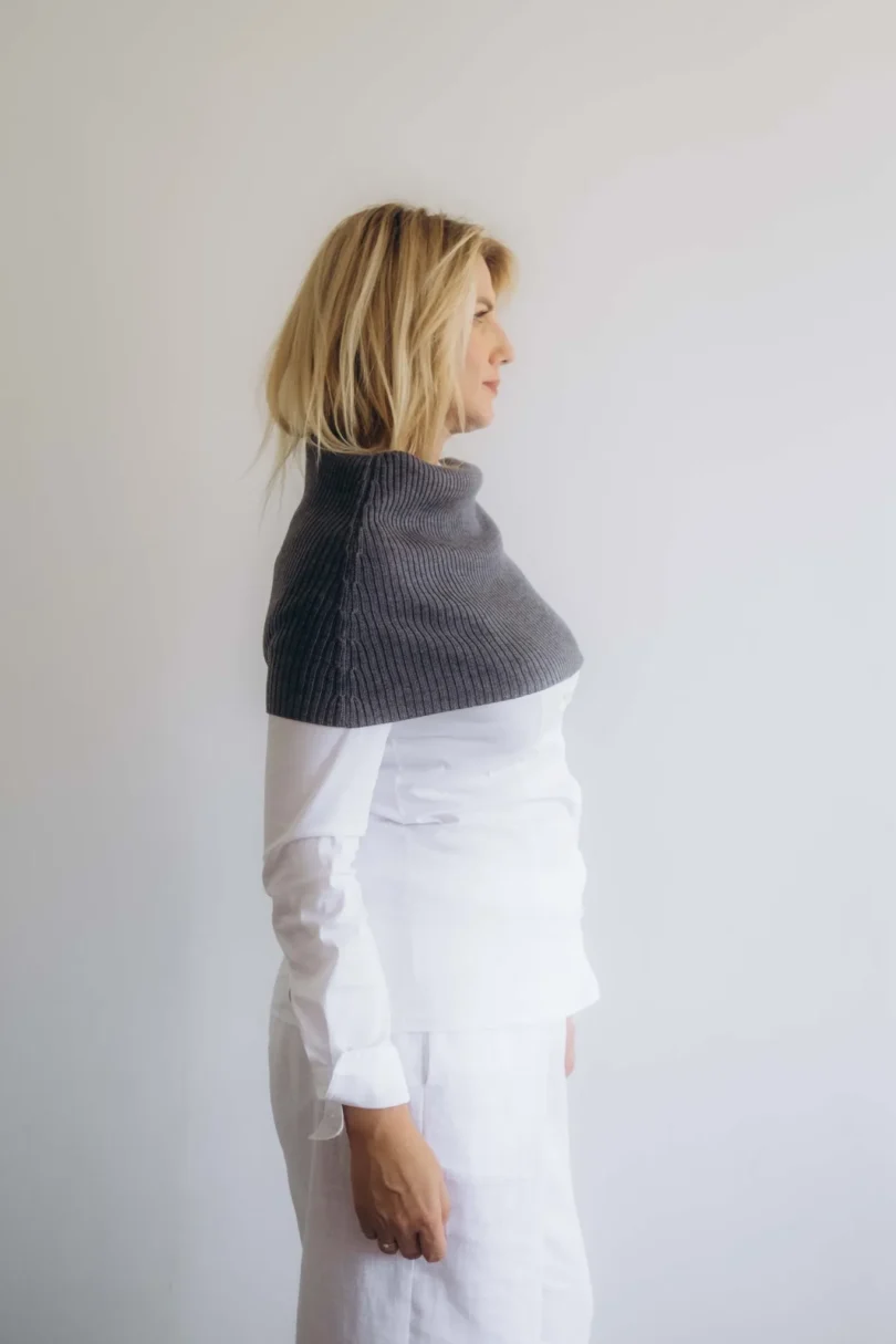 Dámske oblečenie nákrčník TANJA tmavosivý – bočný pohľad na elegantný pletený doplnok.