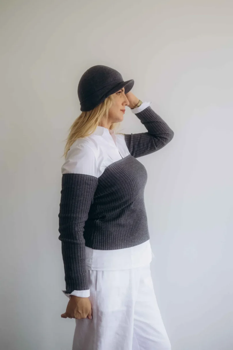 Dámske oblečenie trojset GUNVAR tmavosivý – bočný pohľad na pletený set TATTJA.