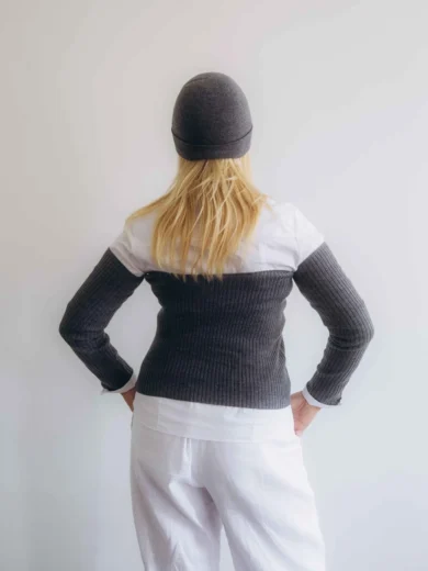 Dámske oblečenie trojset GUNVAR tmavosivý – zadný pohľad na moderný set TATTJA.