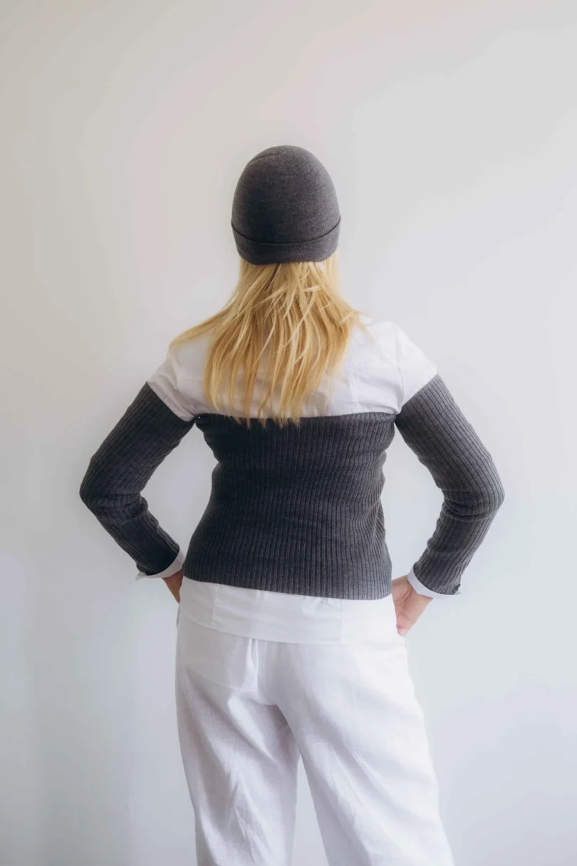 Dámske oblečenie trojset GUNVAR tmavosivý – zadný pohľad na moderný set TATTJA.