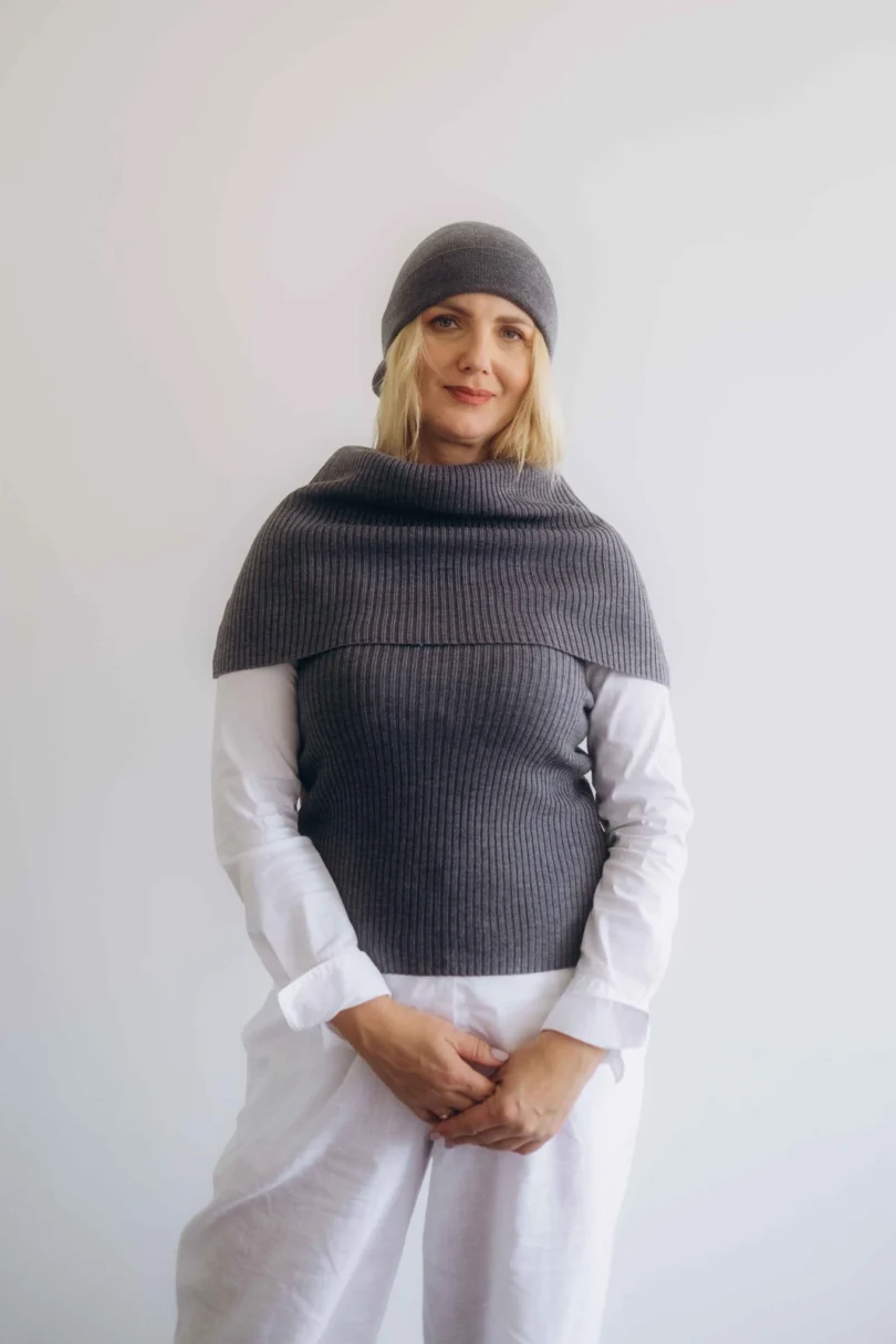 Dámsky pletený trojset SOLVEJ tmavosivý – elegantný komplet TATTJA s nákrčníkom, driekovníkom a čiapkou v nadčasovej sivej farbe.