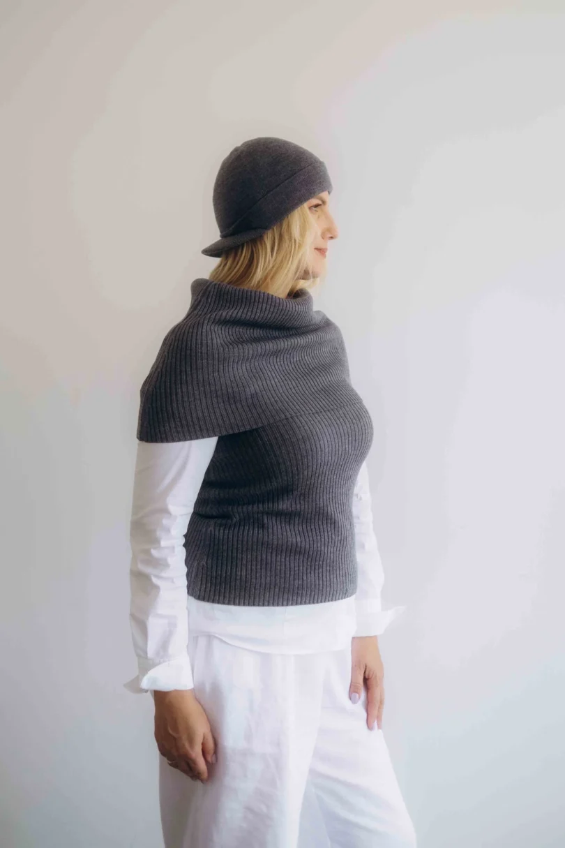 Trojset SOLVEJ tmavosivý z profilu – dámsky pletený komplet TATTJA, ktorý spája noblesu, funkčnosť a minimalistický štýl.