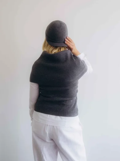 Dámsky trojset SOLVEJ tmavosivý – zadný pohľad na pletený komplet TATTJA s precíznym spracovaním a ženskou siluetou.