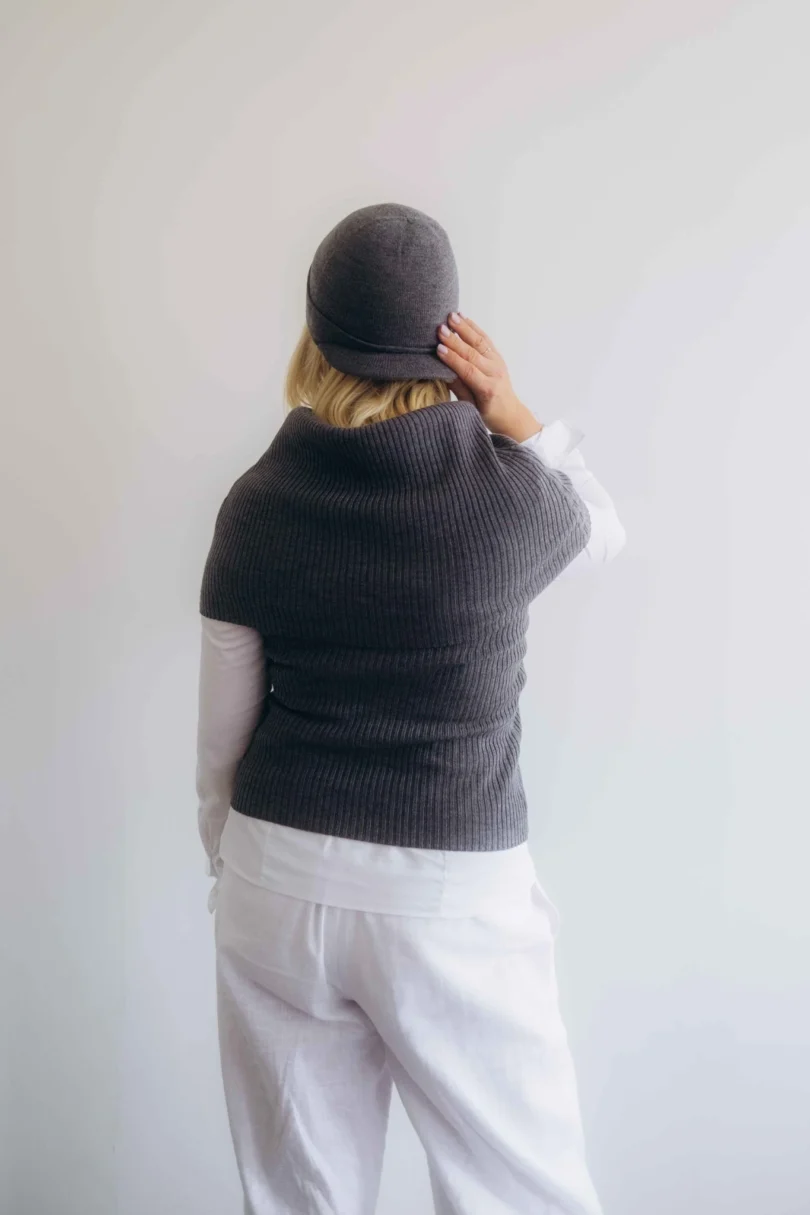 Dámsky trojset SOLVEJ tmavosivý – zadný pohľad na pletený komplet TATTJA s precíznym spracovaním a ženskou siluetou.