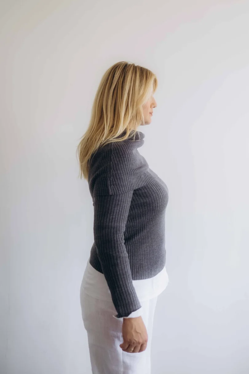 Dámske oblečenie trojset DAKIN tmavosivý – bočný pohľad na elegantný pletený set TATTJA.