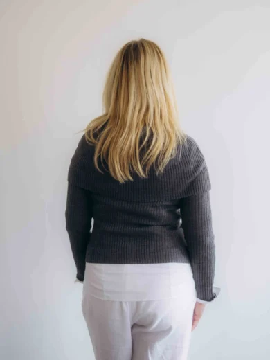 Dámske oblečenie trojset DAKIN tmavosivý – zadný pohľad na moderný pletený set TATTJA.