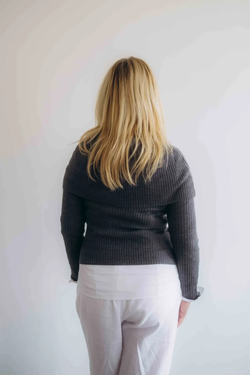 Dámske oblečenie trojset DAKIN tmavosivý – zadný pohľad na moderný pletený set TATTJA.