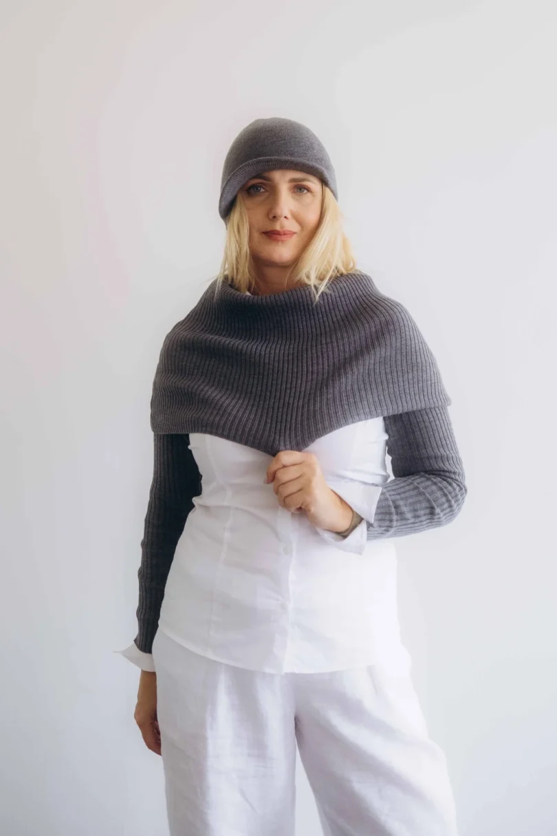 Dámske oblečenie trojset MIMIR tmavosivý – elegantný pletený komplet TATTJA s nákrčníkom, rukávnikmi a čiapkou pre nadčasovú noblesu a pohodlie.