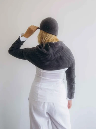 Trojset MIMIR tmavosivý – pohľad zozadu na sofistikovaný pletený komplet TATTJA, ktorý lichotí postave a vyžaruje pokoj.