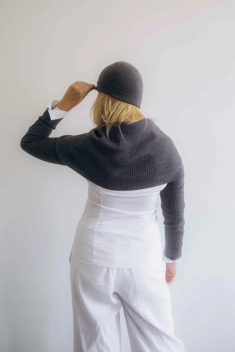 Trojset MIMIR tmavosivý – pohľad zozadu na sofistikovaný pletený komplet TATTJA, ktorý lichotí postave a vyžaruje pokoj.