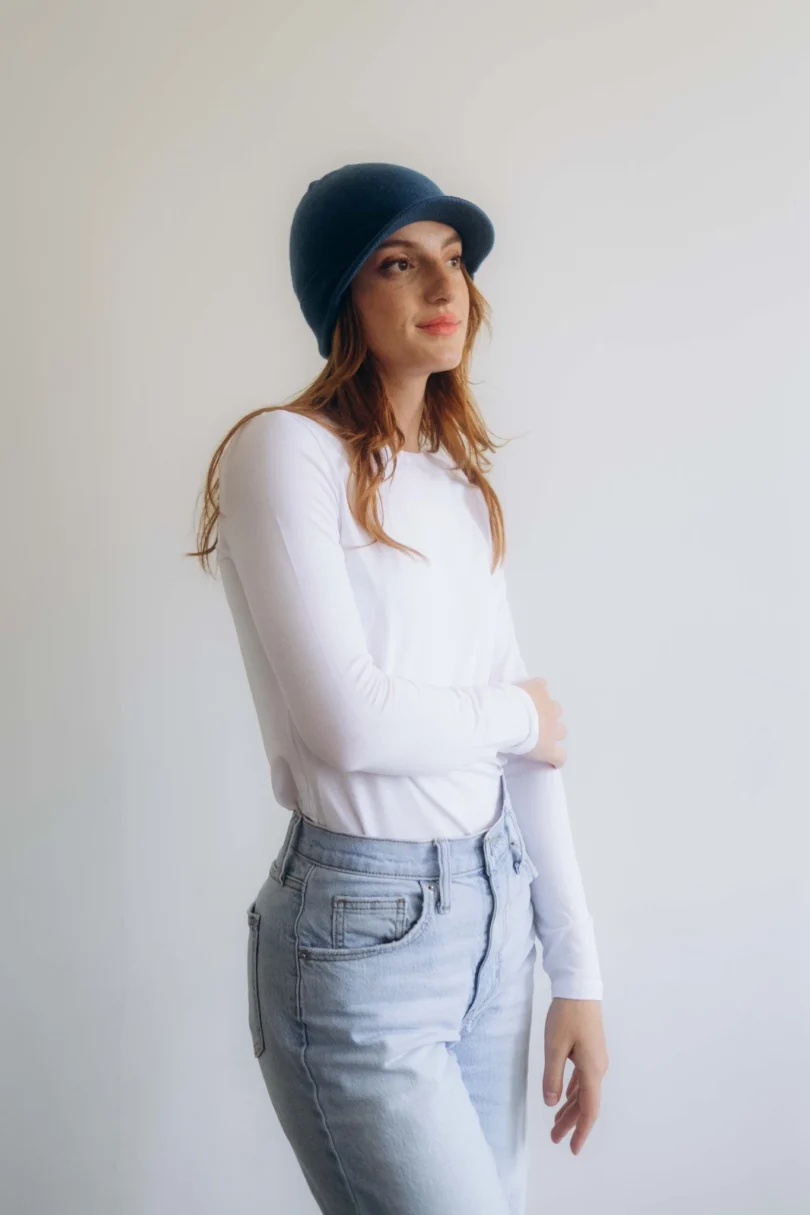 Dámske oblečenie čiapka ANJA tmavotyrkysová – bočný pohľad.