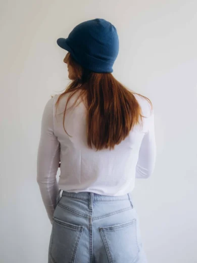 Dámske oblečenie čiapka ANJA tmavotyrkysová – zadný pohľad.