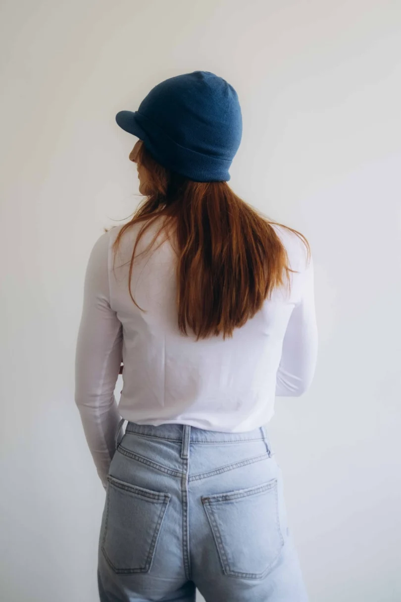 Dámske oblečenie čiapka ANJA tmavotyrkysová – zadný pohľad.