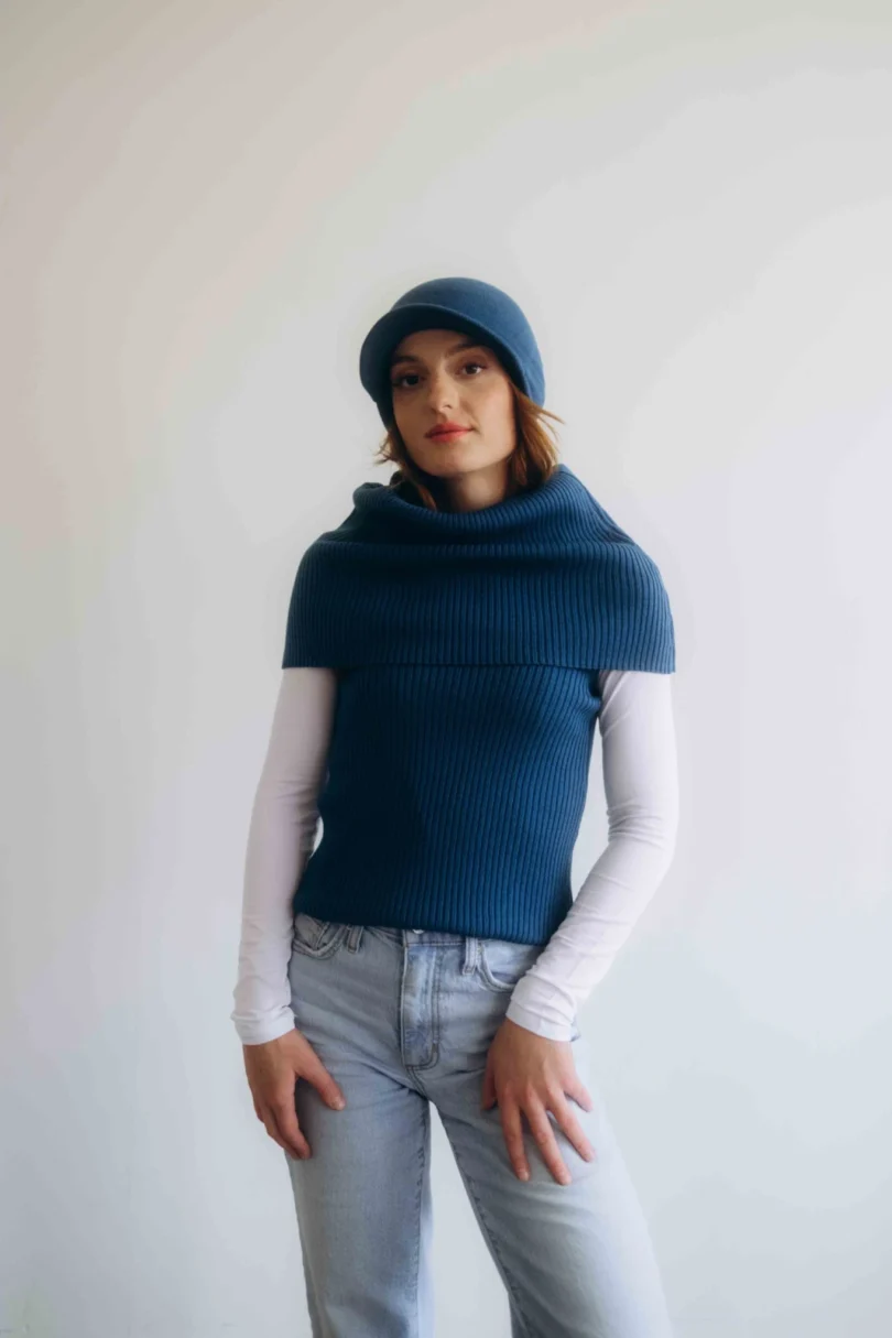 Dámske oblečenie trojset SOLVEJ tmavotyrkysový – elegantný pletený komplet TATTJA s nákrčníkom, driekovníkom a čiapkou so šiltom v odtieni oceánovej hĺbky.