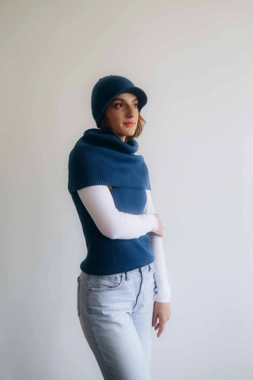 Dámsky trojset TATTJA SOLVEJ tmavotyrkysový z profilu – moderný a nadčasový pletený komplet s jemnou rebrovanou štruktúrou a sofistikovaným dizajnom.