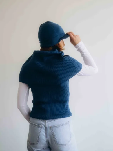 Dámsky trojset SOLVEJ tmavotyrkysový – pohľad zozadu na pletený komplet TATTJA, ktorý zvýrazňuje siluetu a pôsobí elegantne pri každom pohybe.