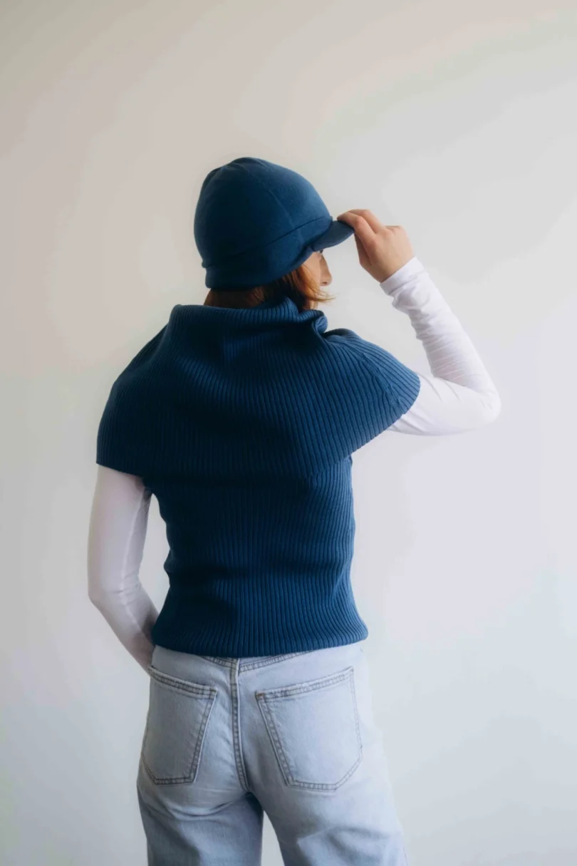 Dámsky trojset SOLVEJ tmavotyrkysový – pohľad zozadu na pletený komplet TATTJA, ktorý zvýrazňuje siluetu a pôsobí elegantne pri každom pohybe.