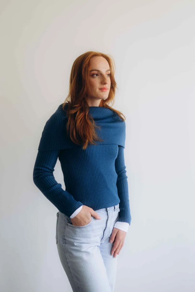 Dámske oblečenie trojset DAKIN tmavotyrkysový – bočný pohľad na pletený set TATTJA.