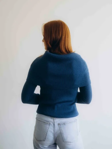 Dámske oblečenie trojset DAKIN tmavotyrkysový – zadný pohľad na elegantný pletený set TATTJA.