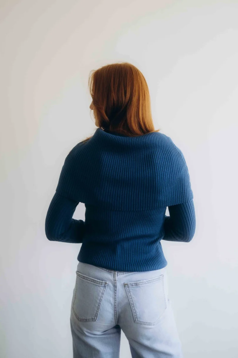 Dámske oblečenie trojset DAKIN tmavotyrkysový – zadný pohľad na elegantný pletený set TATTJA.