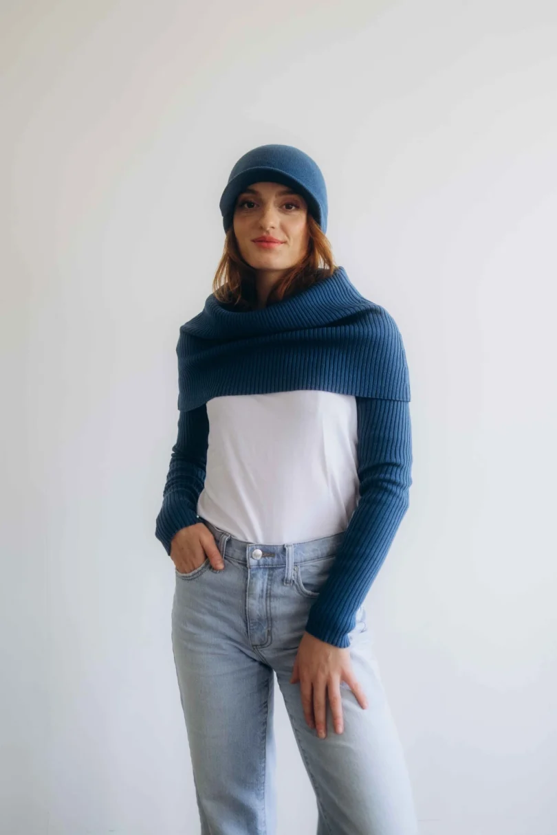 Dámske oblečenie trojset MIMIR tmavotyrkysový – elegantný pletený set TATTJA s nákrčníkom, rukávnikmi a čiapkou.